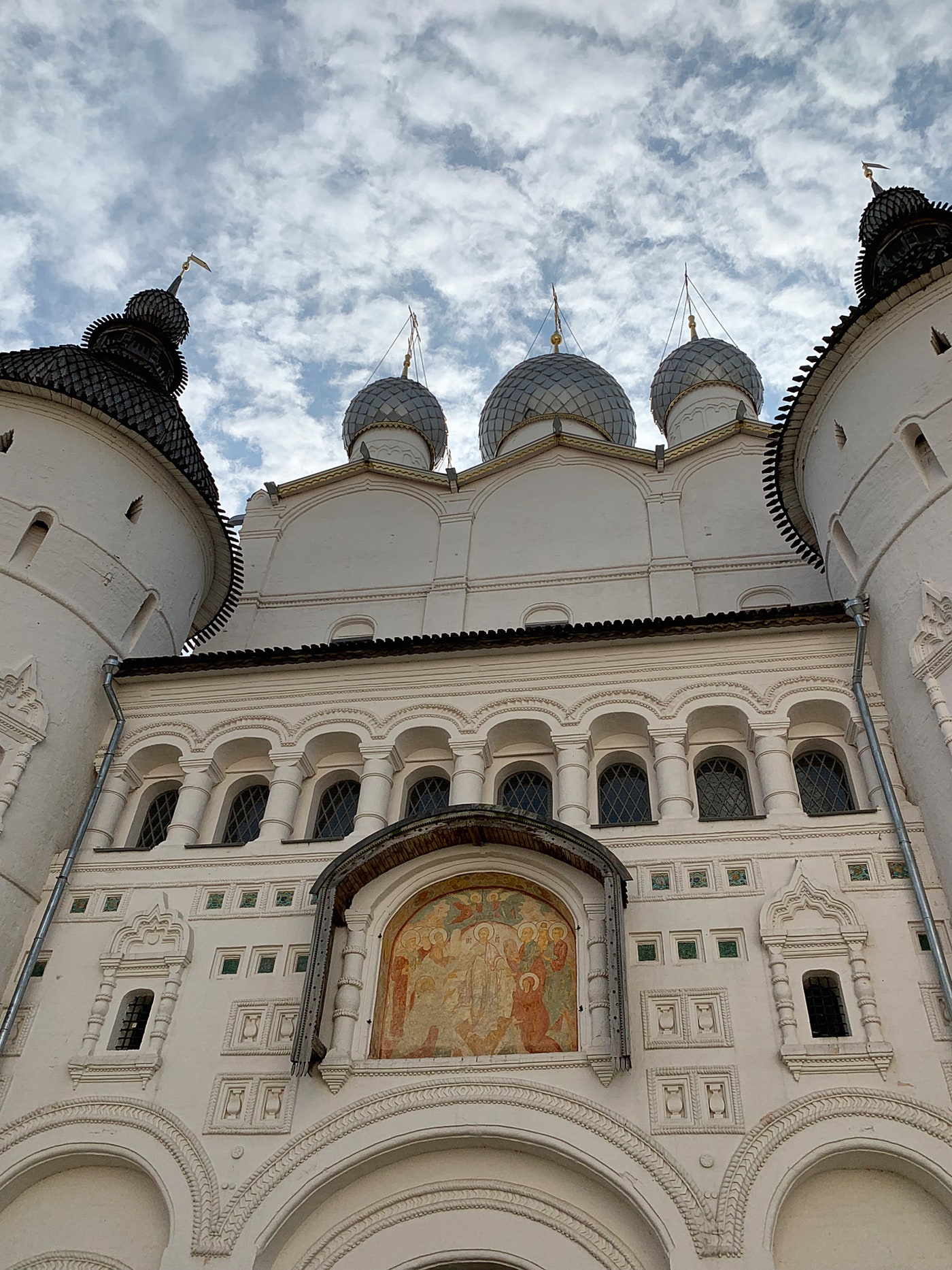 Ворота и надвратный храм Воскресения Христова в Ростовском кремле.
