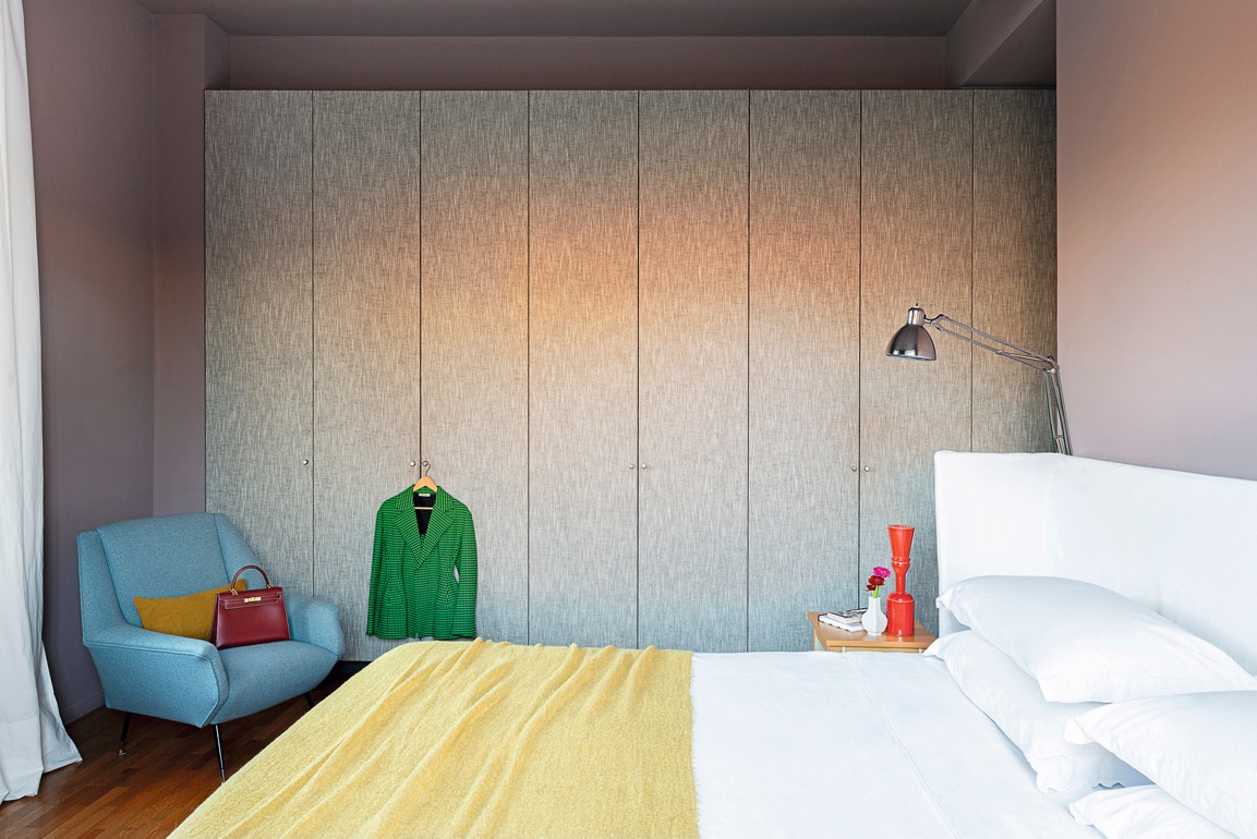 В спальне анти­кварное кресло обито тканью Kvadrat кровать Philippe Starck