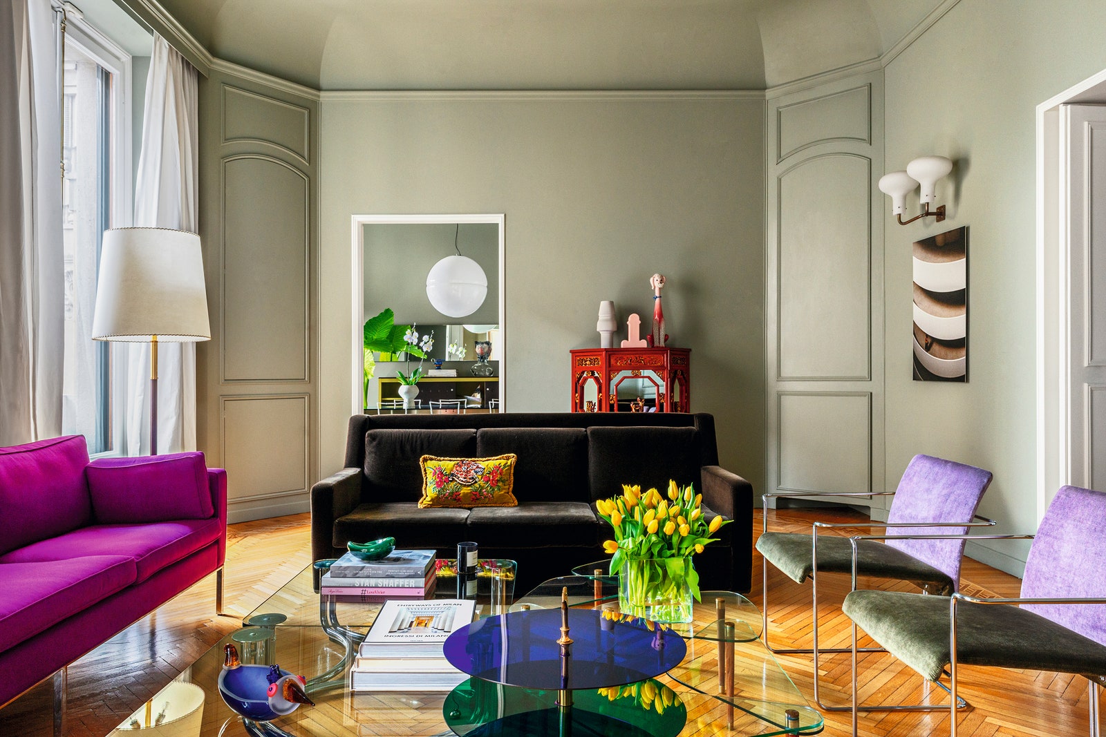 В гостиной диваны Knoll и Luigi Caccia Dominioni