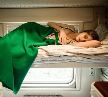 По России с любовью и чемоданом люкса: съемка Tatler в поезде РЖД
