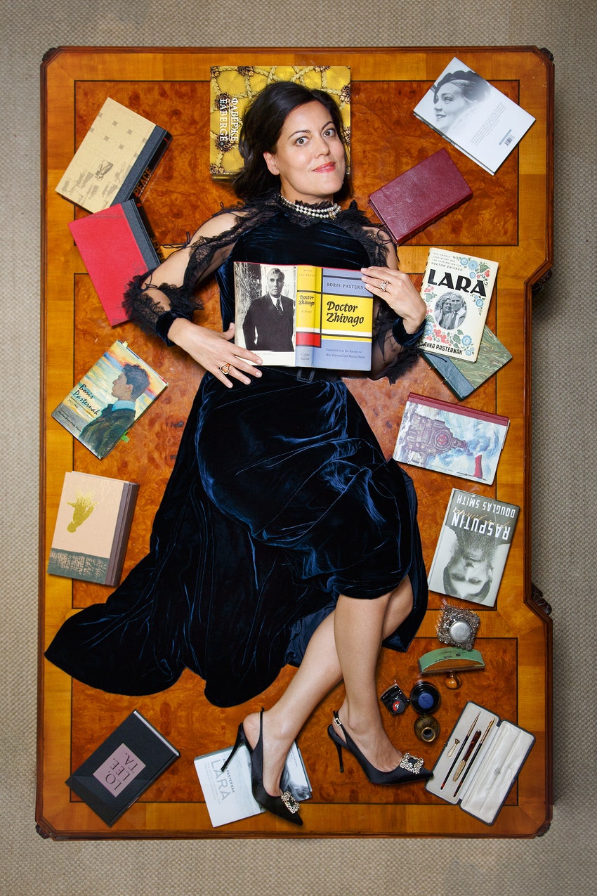 Журналист и ­пи­сатель Анна ­Пас­тернак у себя дома в Оксфорд­шире. Шелковое платье Dior туфли из кожи и шелка со...