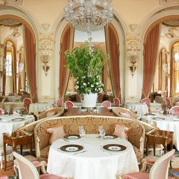 Парижский Ritz устраивает аукцион предметов интерьера и столового декора