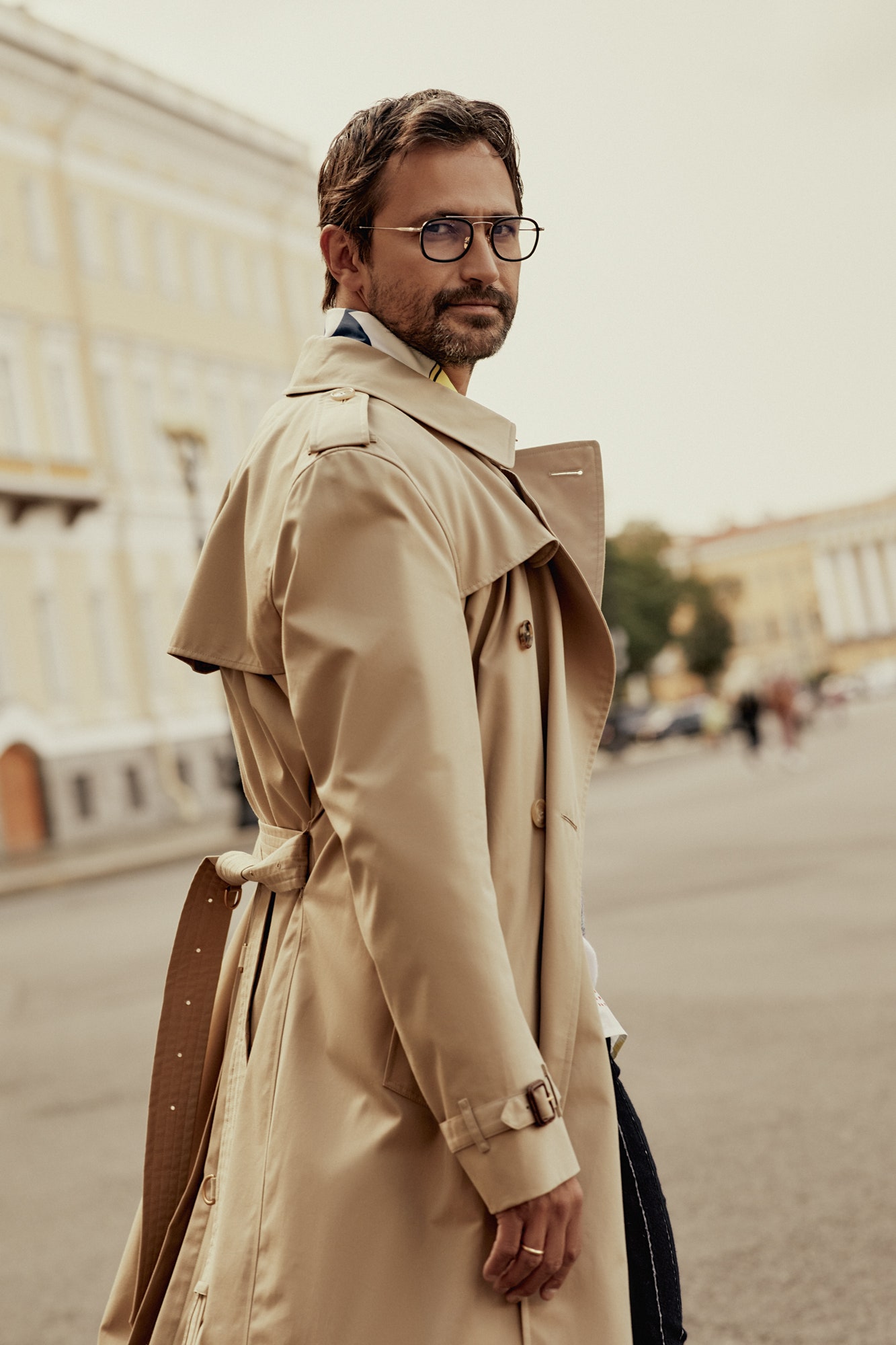 Хлопковый тренч Burberry хлопковая рубашка шерстяные пуловер и брюки Louis Vuitton очки в металлической оправе Tom Ford