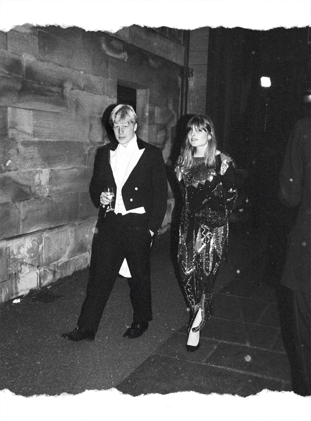 Будущий премьерминистр Борис Джонсон с подругой  Аллегрой МостинОуэн на Поминальном балу в КрайстЧерч 1987