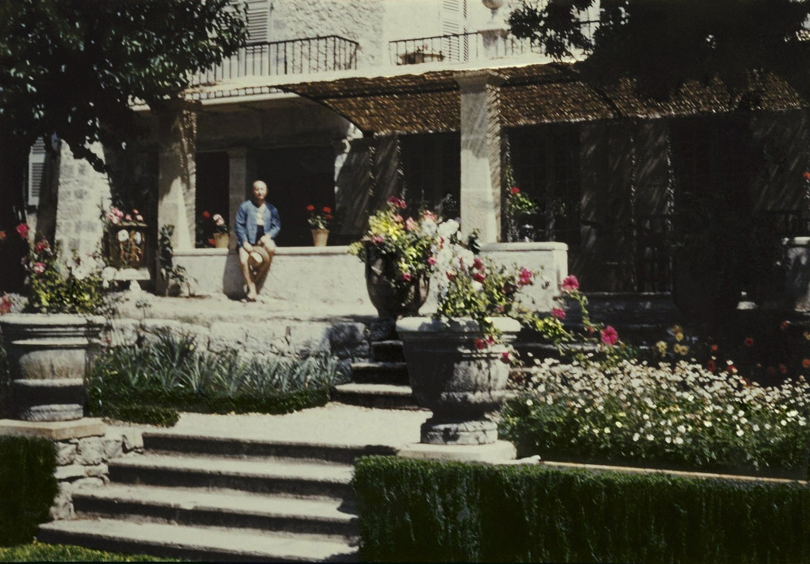 Кристиан Диор на террасе Château de La Colle Noire 1955