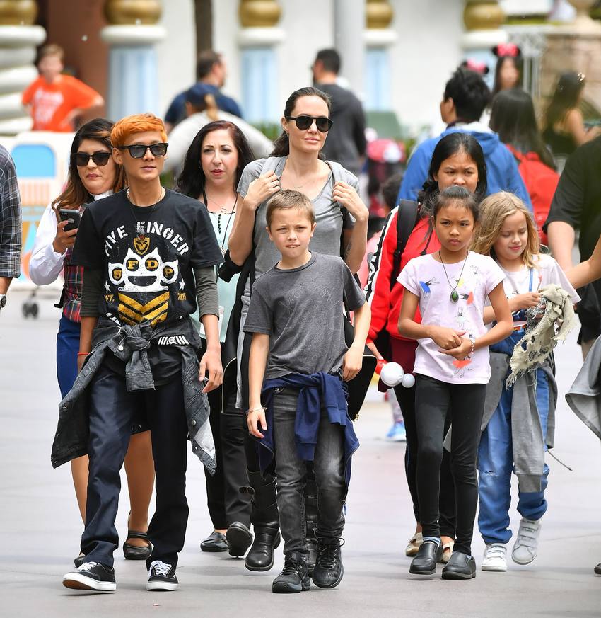 Анджелина Джоли в жизни фото актрисы с Брэдом Питтом с детьми и на красных дорожках