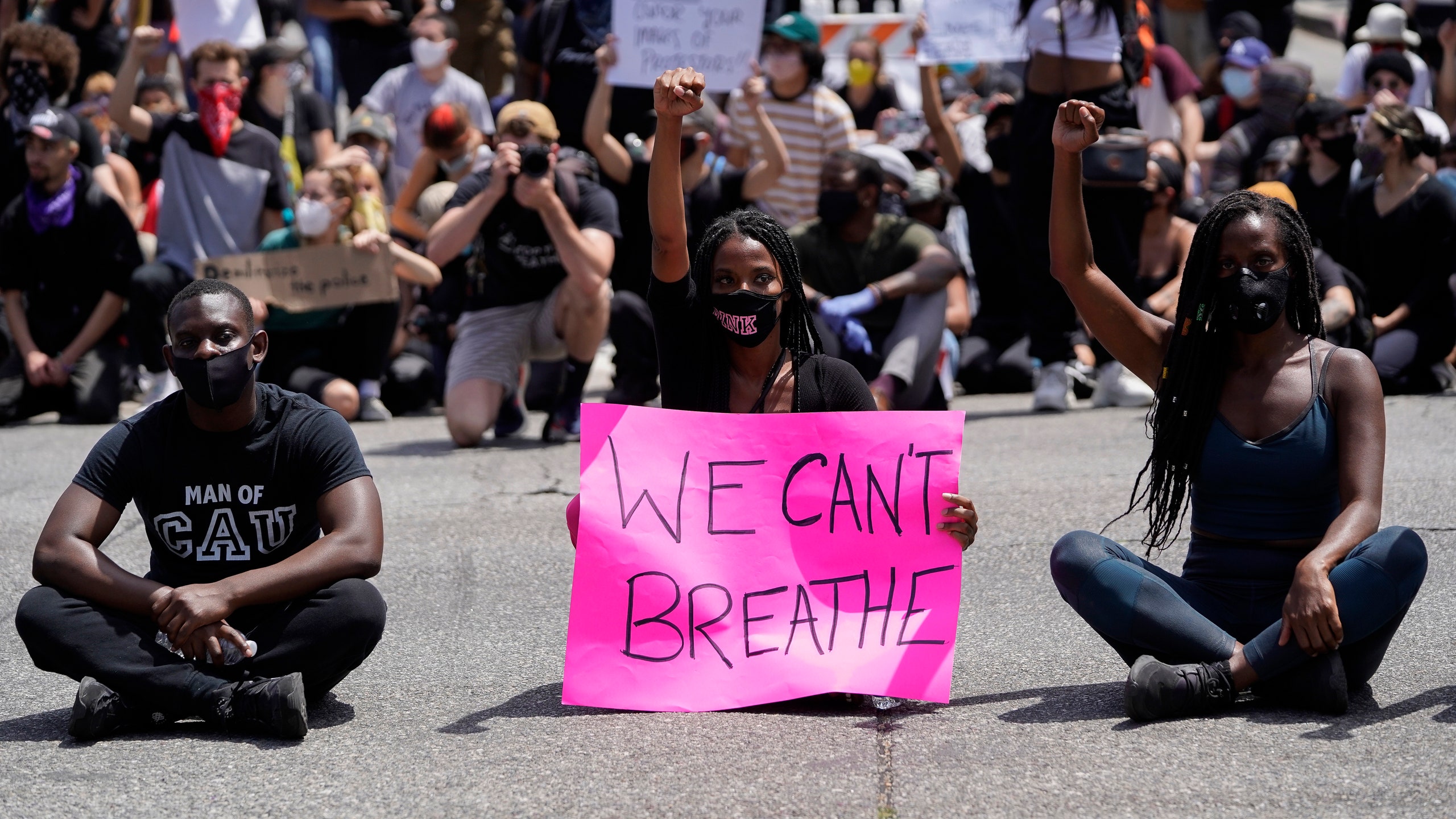 BlackLivesMatter демонстрации против полицейского произвола в США и уличные погромы