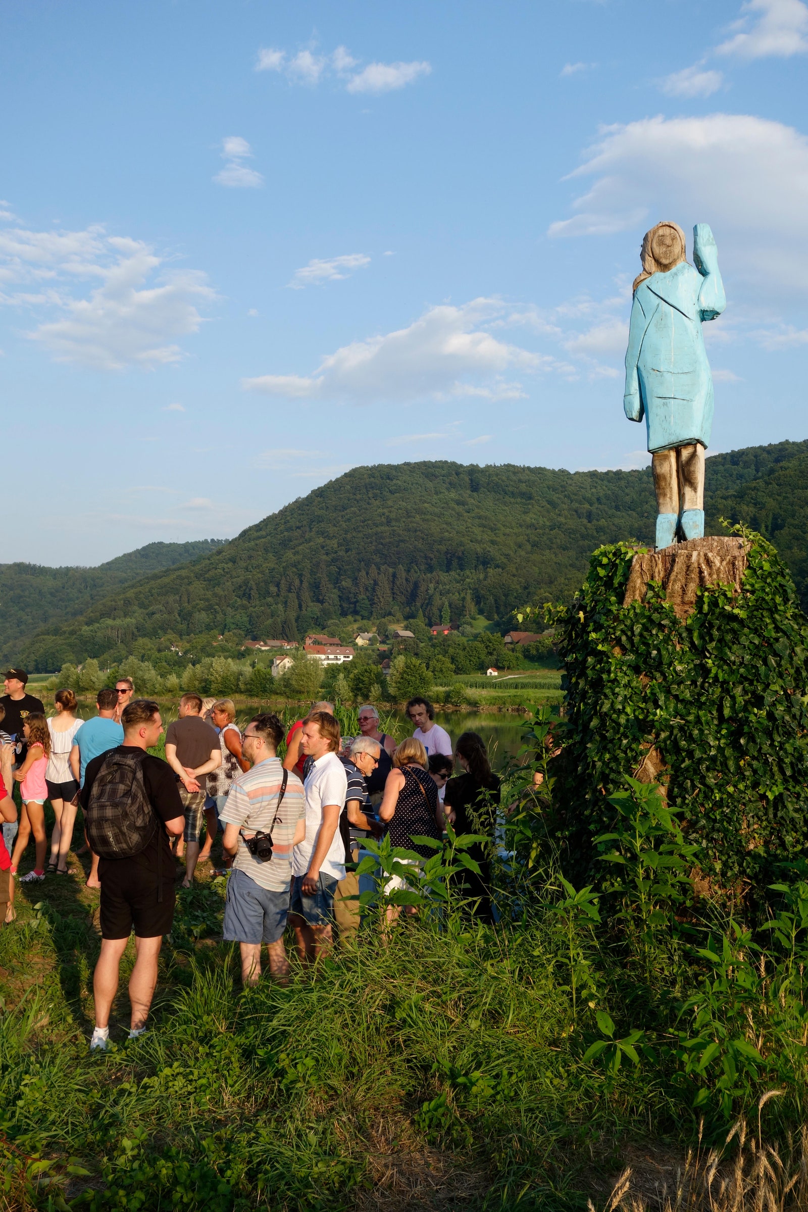 В Словении подожгли памятник Мелании Трамп — после этого его убрали