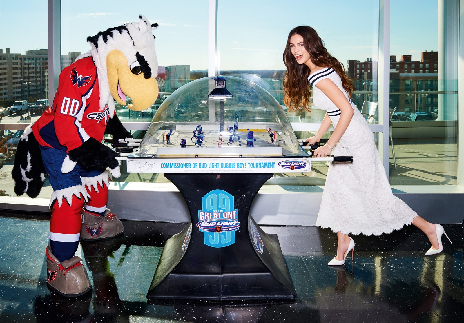 Анастасия в Kettler Capitals Iceplex с талисманом команды Washington Capitals