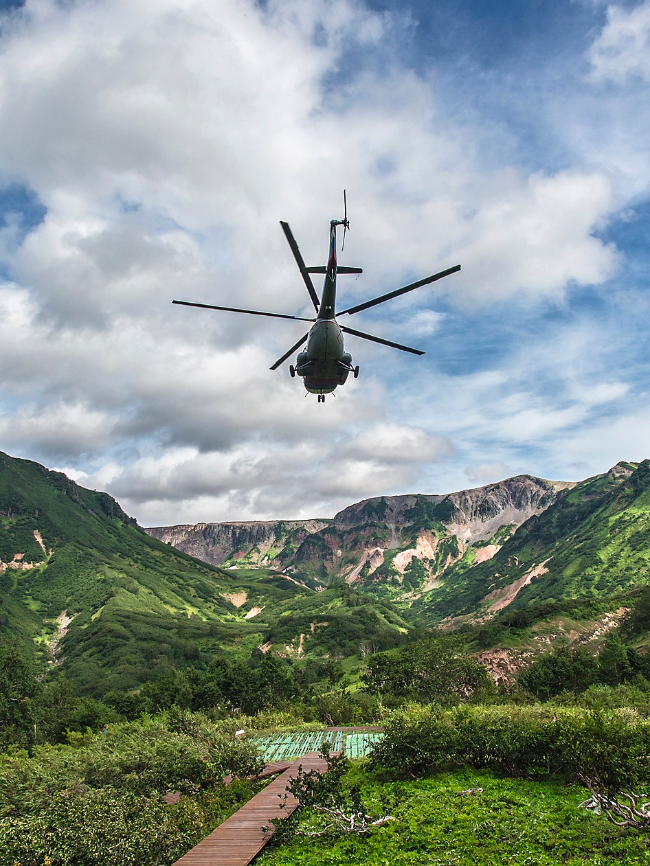 Добираться до Долины гейзеров удобнее всего на вертолете.