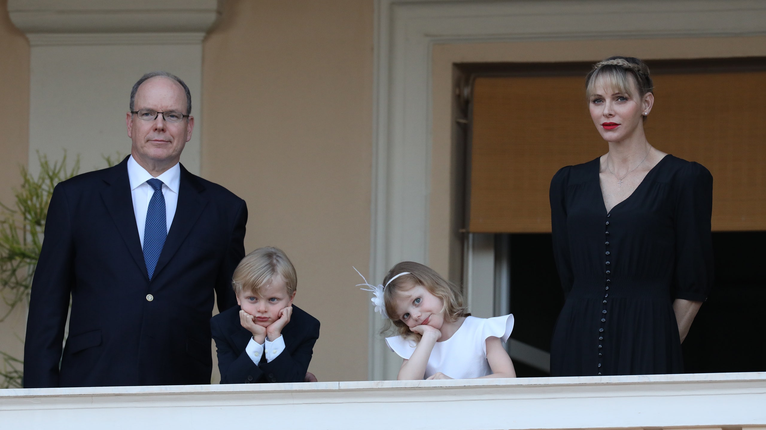 Князь Альбер II и княгиня Шарлен с детьми приняли участие в национальном празднике