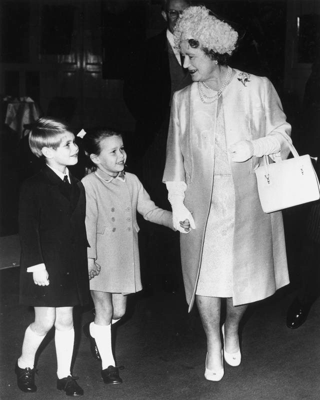 Елизавета БоузЛайон с принцем Эдвардом и леди Сарой