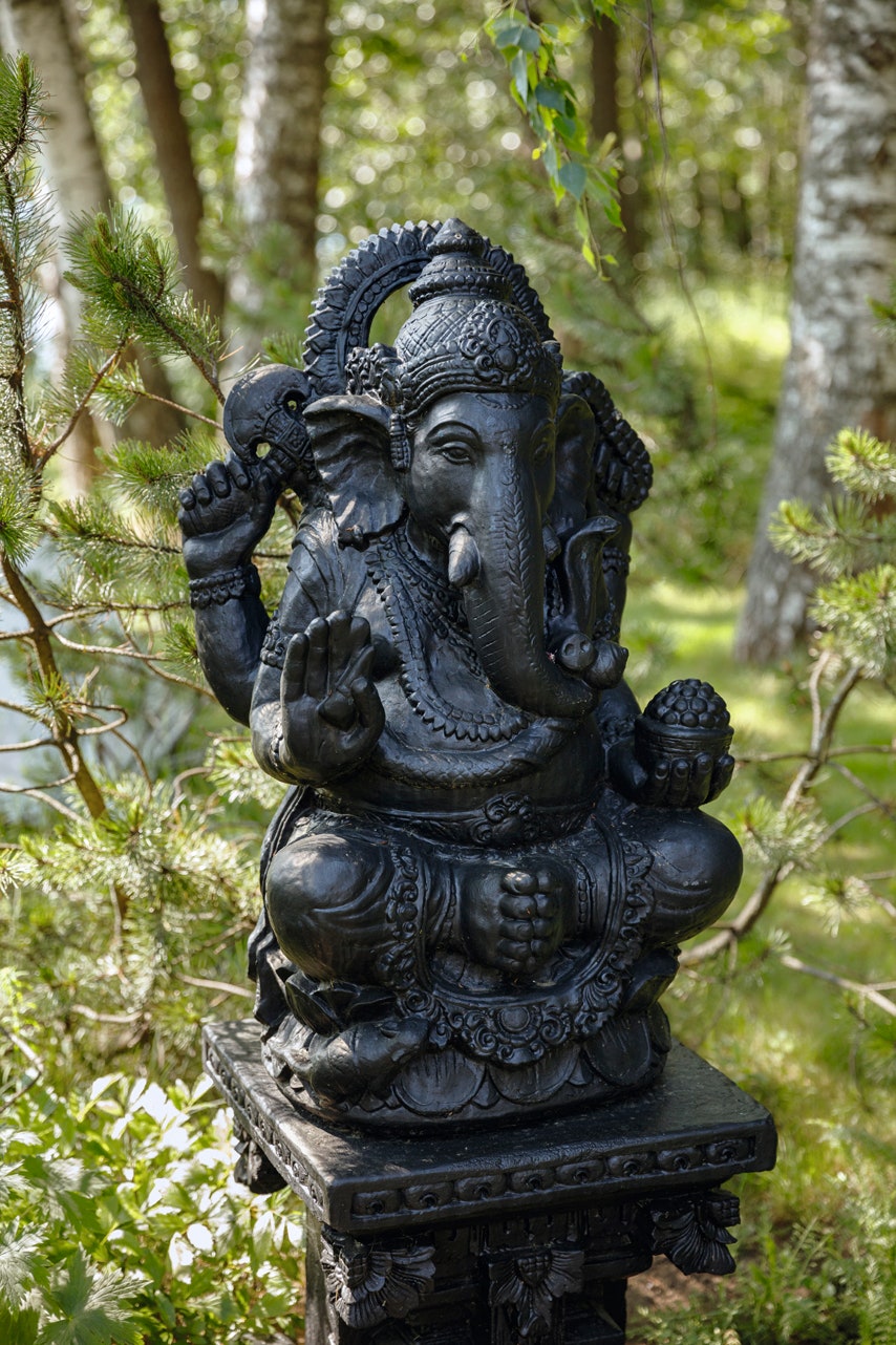Статуя Ганеши индуистского бога мудрости и благополучия