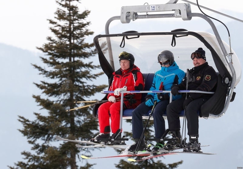 Александр и Николай Лукашенко катаются с Владимиром Путиным на лыжах в Сочи