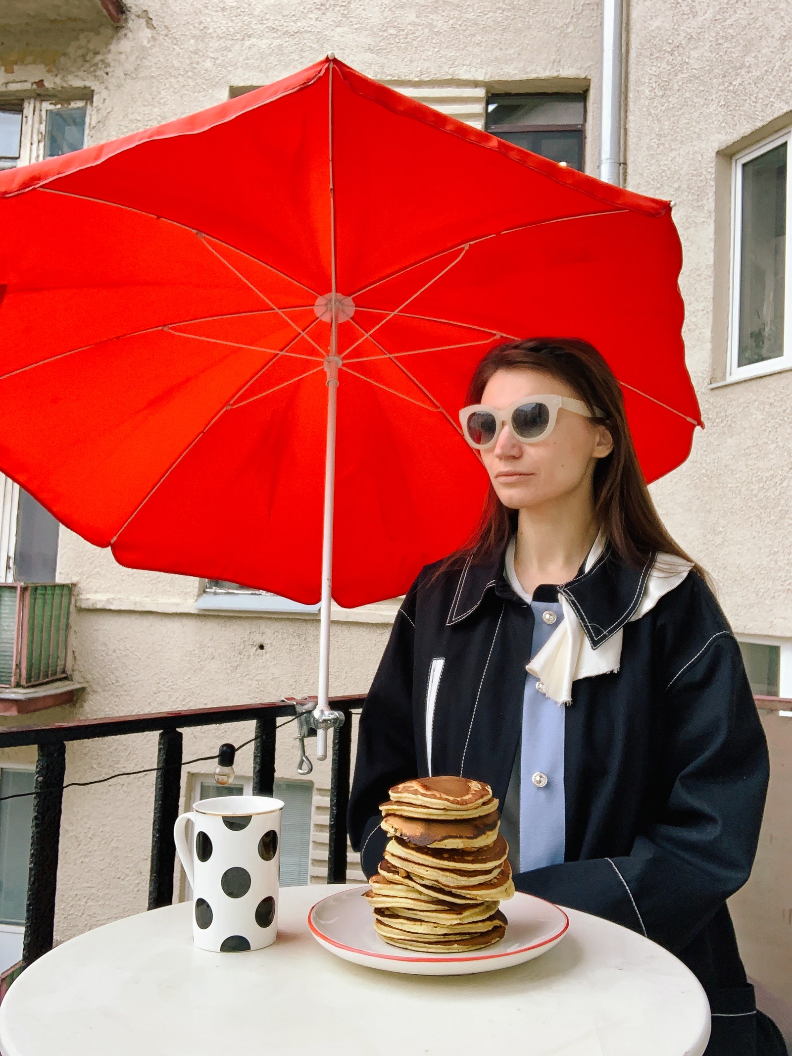 Алена Чендлер на балконе в Москве 2020 год