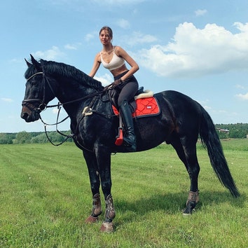 Как героини Tatler позируют с лошадьми
