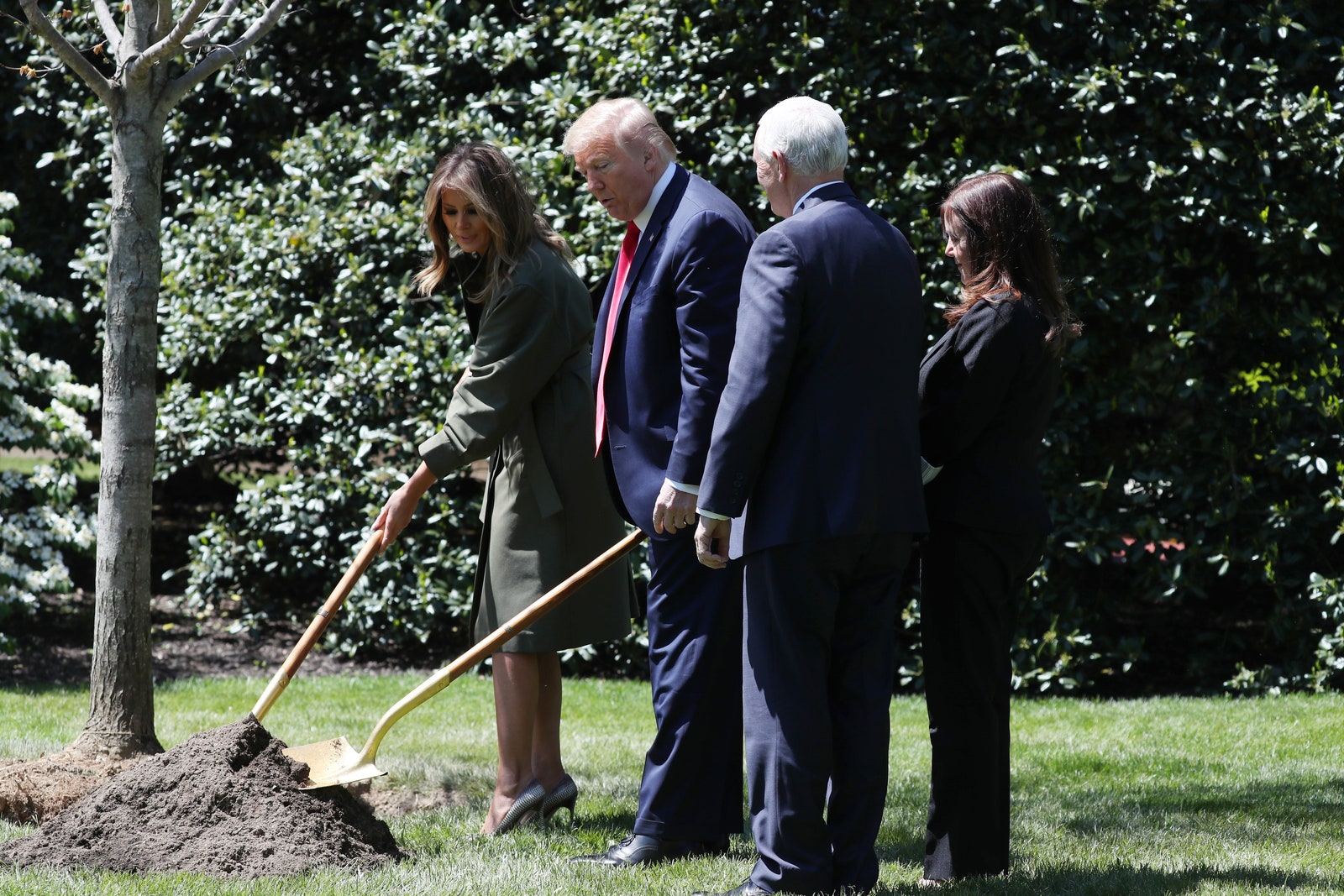 Дональд и Мелания Трамп посадили дерево у Белого дома в День Земли