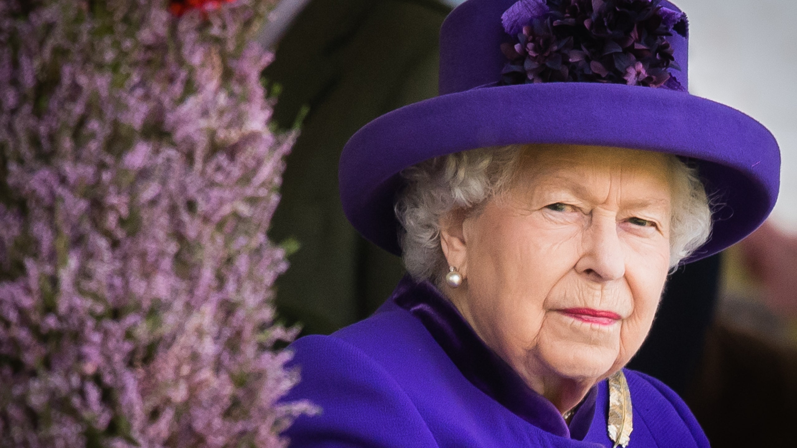 Елизавета II обратилась к жителям Великобритании и стран Содружества в связи с пандемией коронавируса