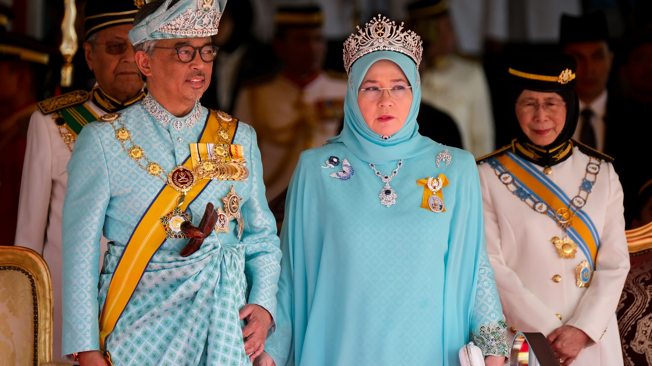 Королева Малайзии лично готовит обеды для медицинских сотрудников во время пандемии коронавируса