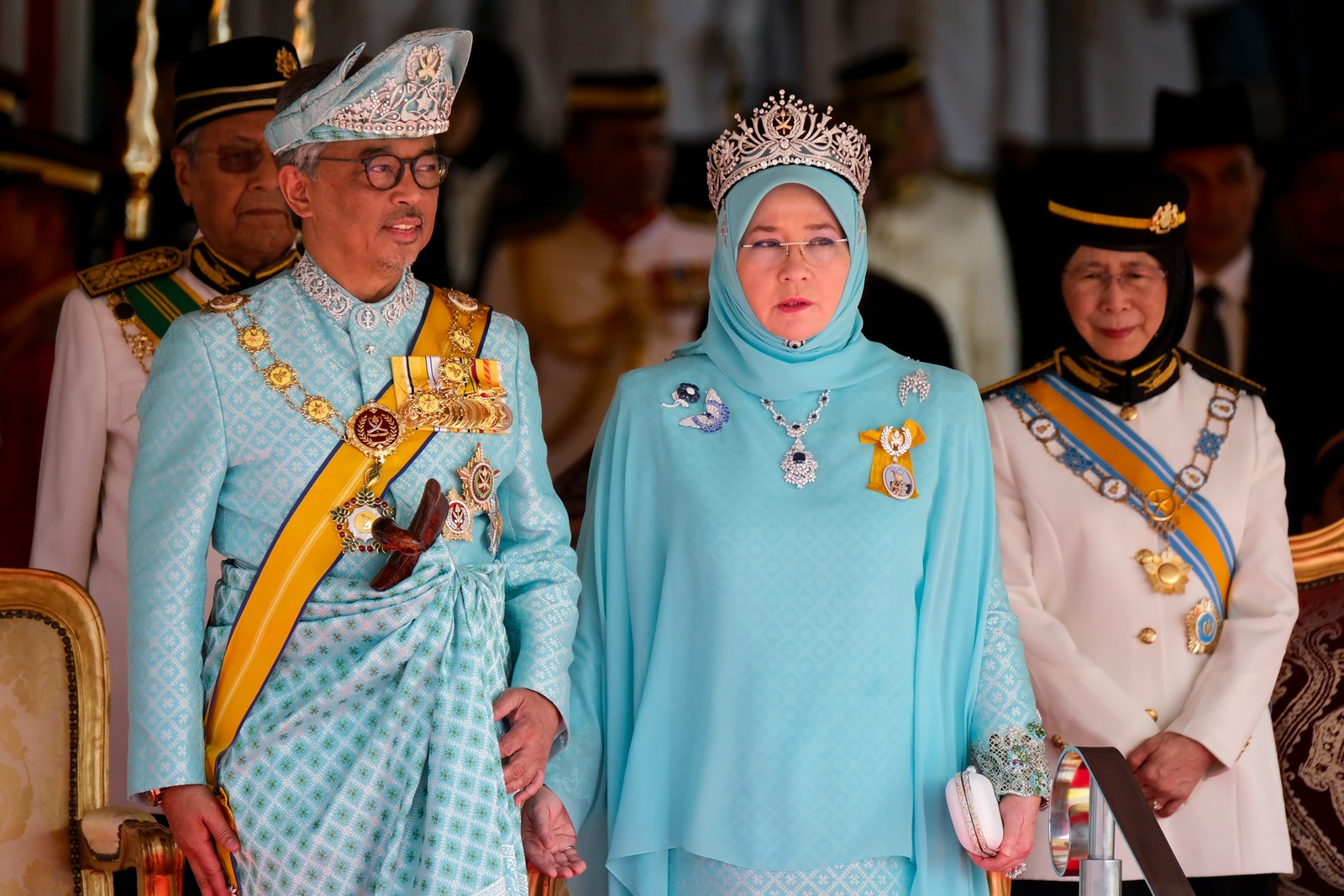 Королева Малайзии лично готовит обеды для медицинских сотрудников во время пандемии коронавируса