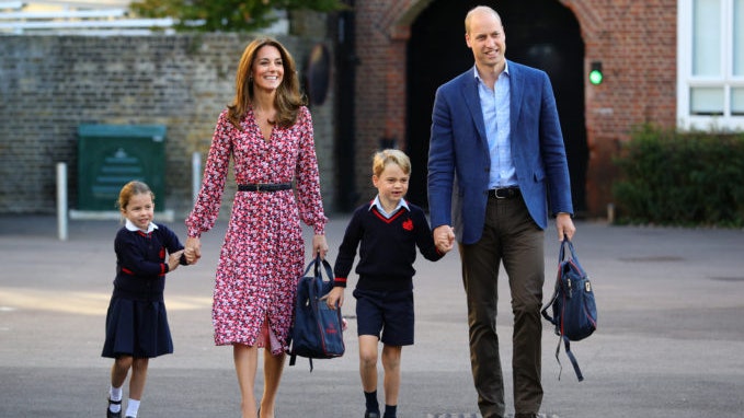 Принц Уильям Кейт Миддлтон и их дети поддержали британских врачей сняв видео со Стивеном Фраем