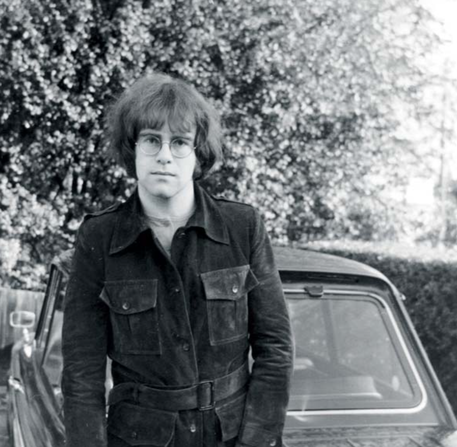 Апрель 1969 года. Элтон Джон возле своего нового имения «ХиллманХаски».