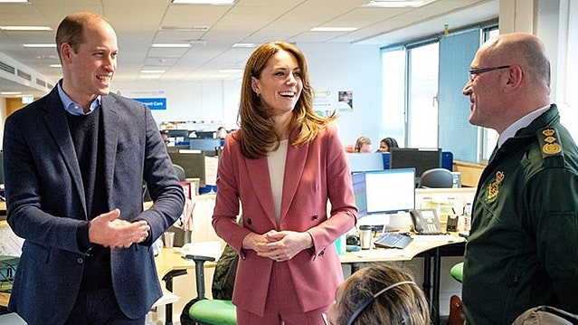 Кейт Миддлтон и принц Уильям посетили центр службы скорой помощи в Лондоне