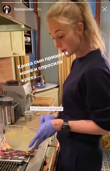 Дарья Лисиченко готовит селедку под шубой. Снимок из Stories Станислава Лисиченко