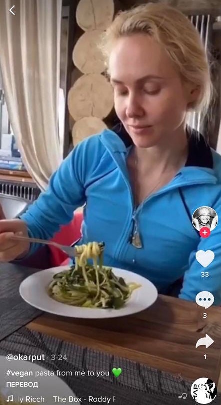Ольга Карпуть ест веганскую пасту в своем TikTok
