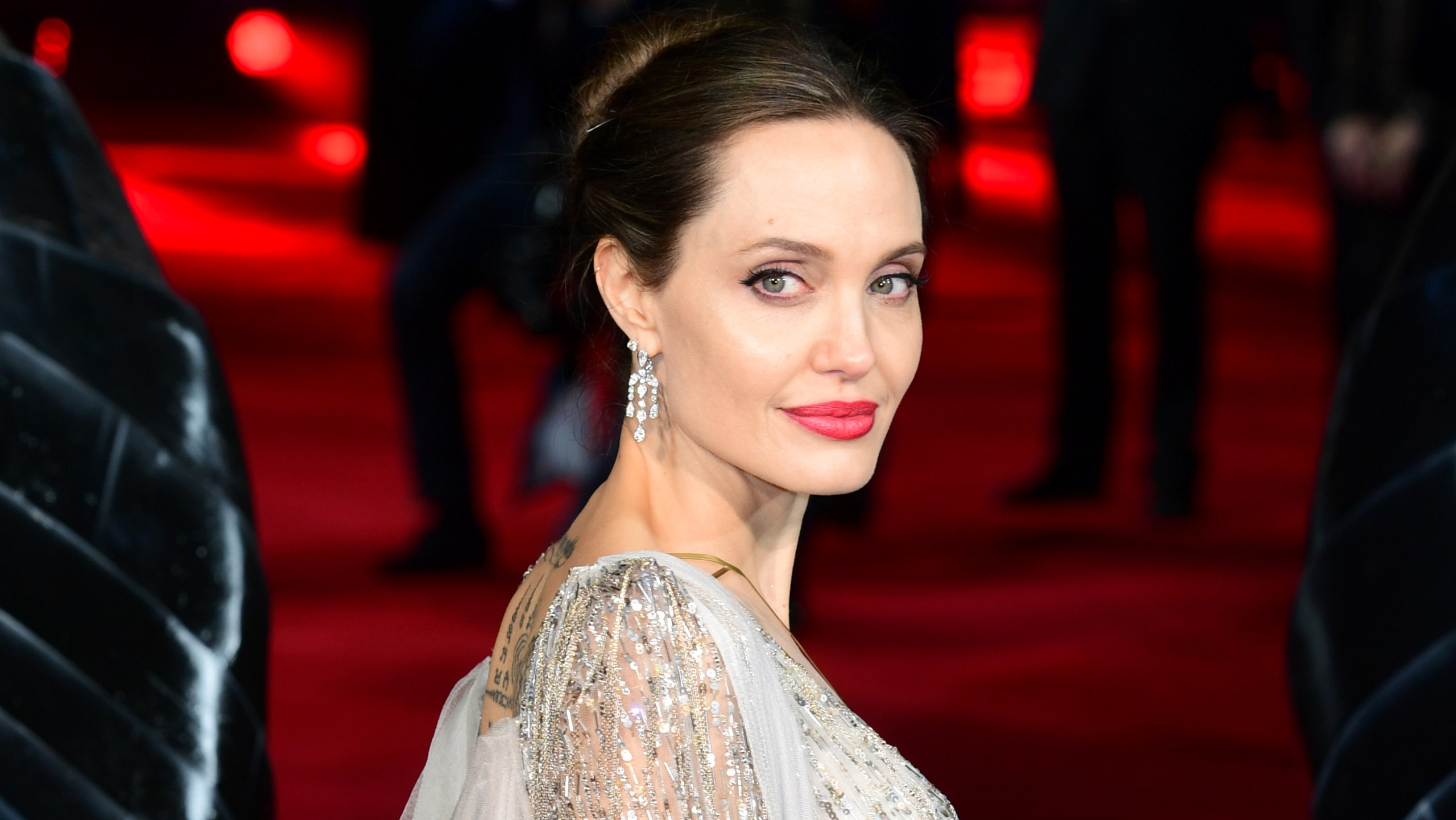 Двум дочерям Анджелины Джоли были сделаны операции