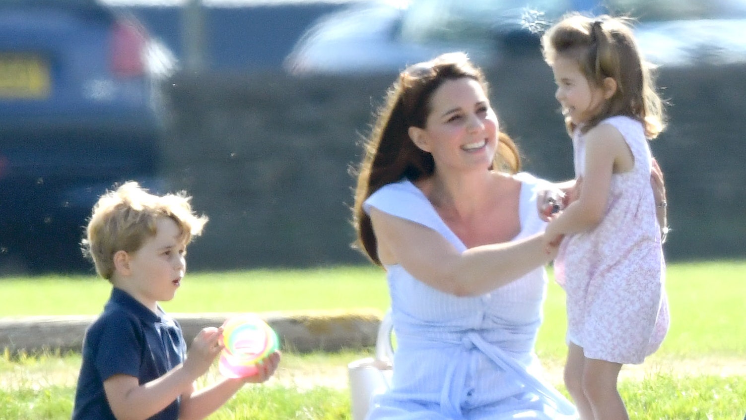 Как королевская семья и британские звезды отметили День матери