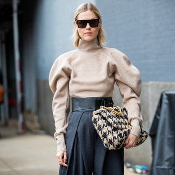 Плюшевые шубы, кожаные пальто и другие тренды стритстайла Недели моды в Нью-Йорке