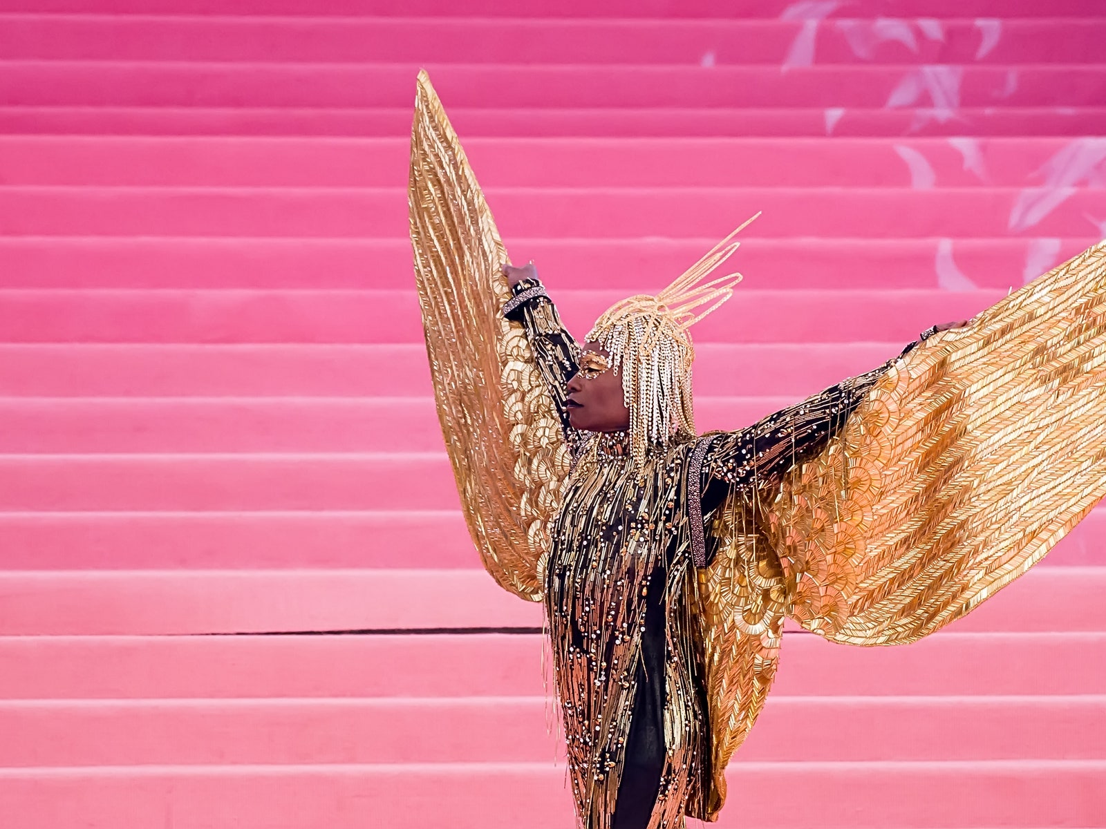 Билли Портер призвал подписчиков повторить дома его образ с Met Gala