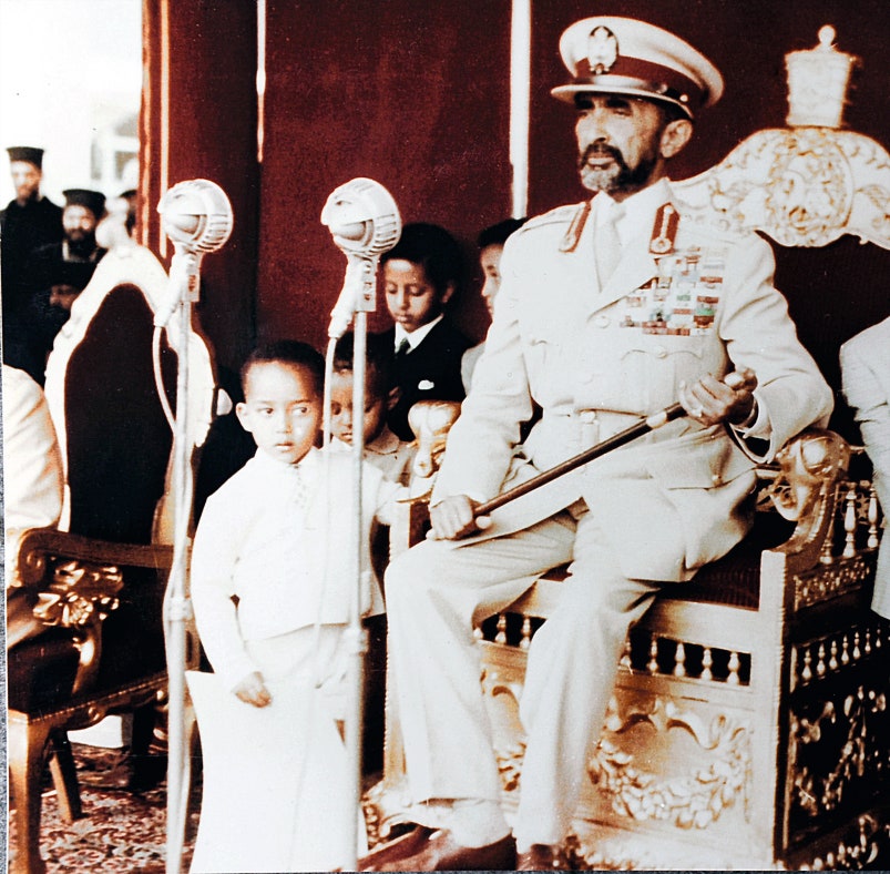 Император Эфиопии Хайле Се лассие I с внуком принцем Эрмиа сом 1963.