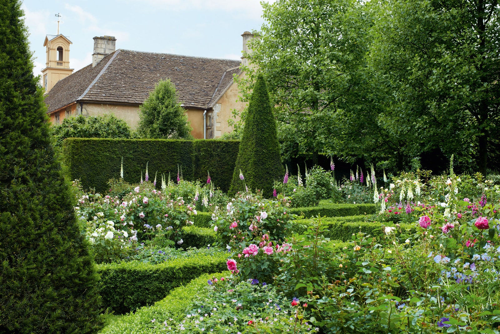 Шестнадцать розовых клумб в Южном саду в 1990е разбил бельгиец Франсуа Гоффине любимый ландшафтный дизайнер...
