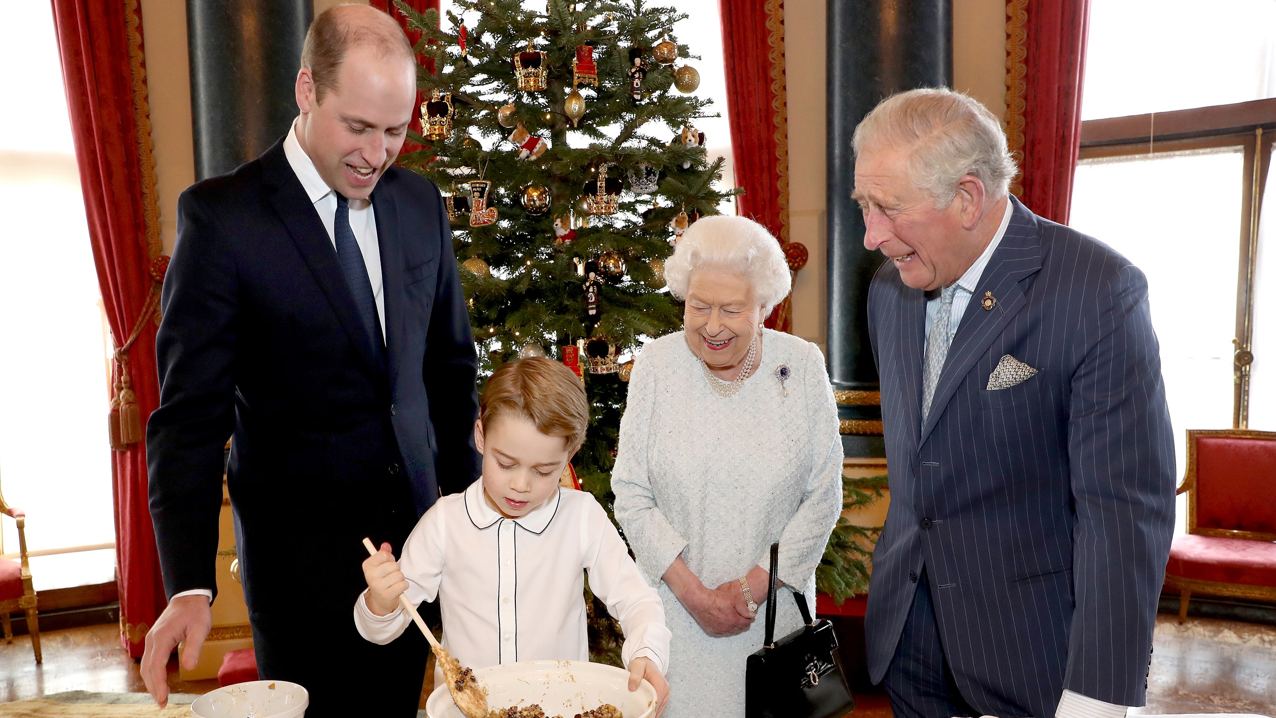 Королевская семья приготовила рождественский пудинг ради благотворительности