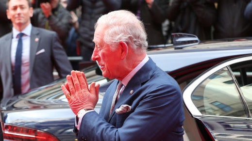 Все переживают за принца Чарльза и премьерминистра Норвегии — в разгар коронавируса они здороваются с людьми за руку