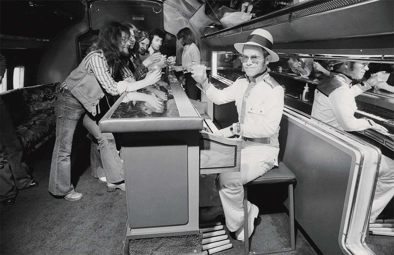 На борту «боинга» Элтона Джона был бар с пианино вмонтированным в стойку 1974.
