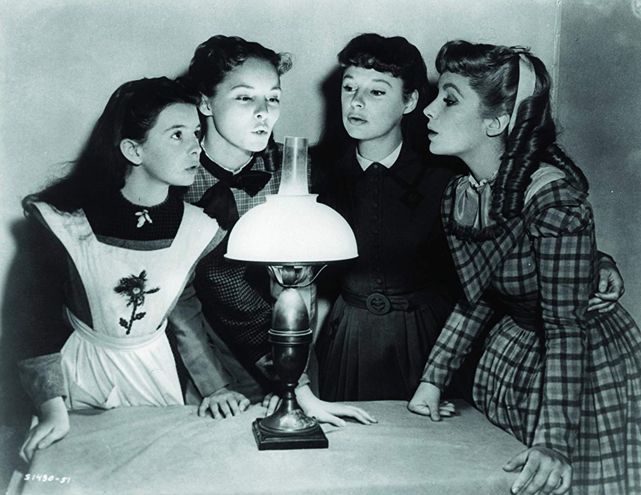 Элизабет Тейлор Джун Эллисон Джанет Ли и Маргарет О'Брайен в ролях сестер Марч в «Маленьких женщинах» 1949 год