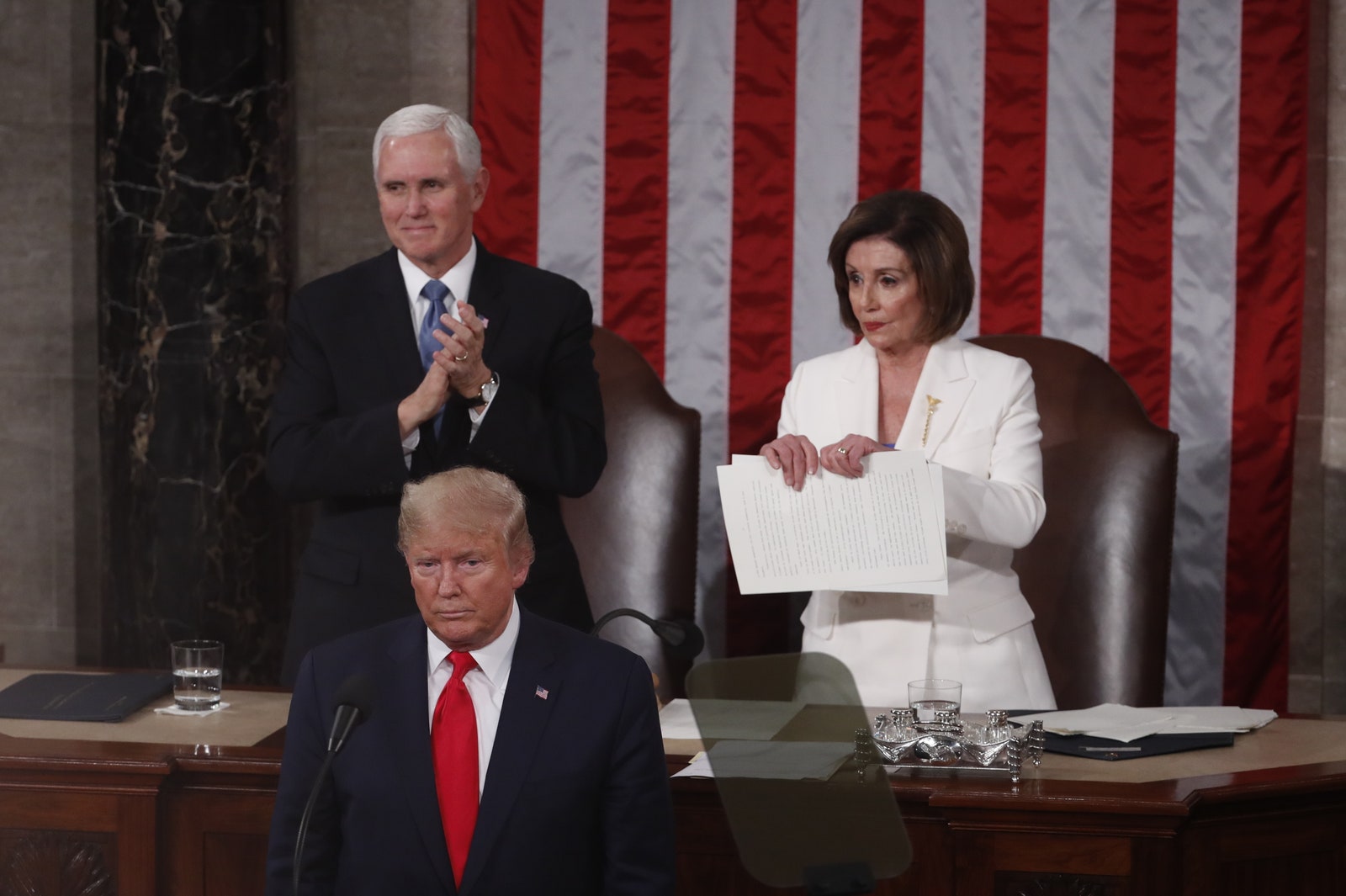 Мелания Трамп пришла в темносинем костюме на слушание речи президента в Конгрессе — и выделилась на общем фоне
