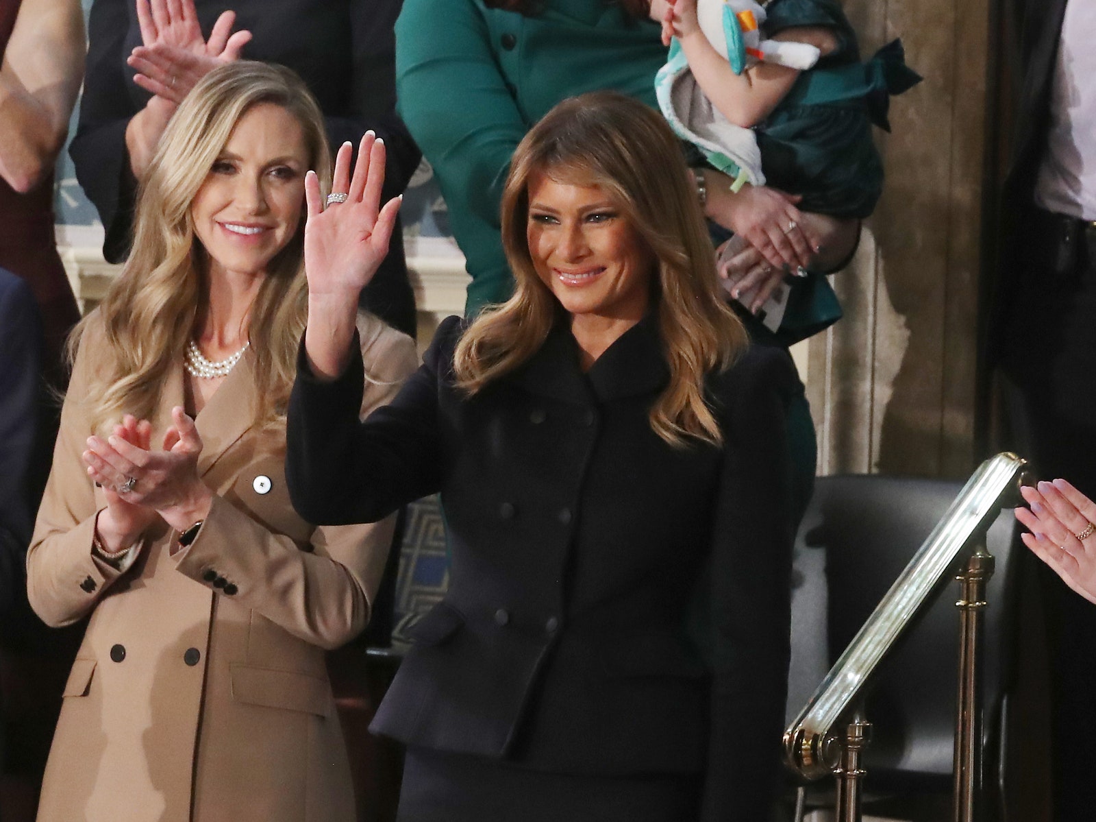 Мелания Трамп пришла в темно-синем костюме на слушание речи президента в Конгрессе &- и выделилась на общем фоне