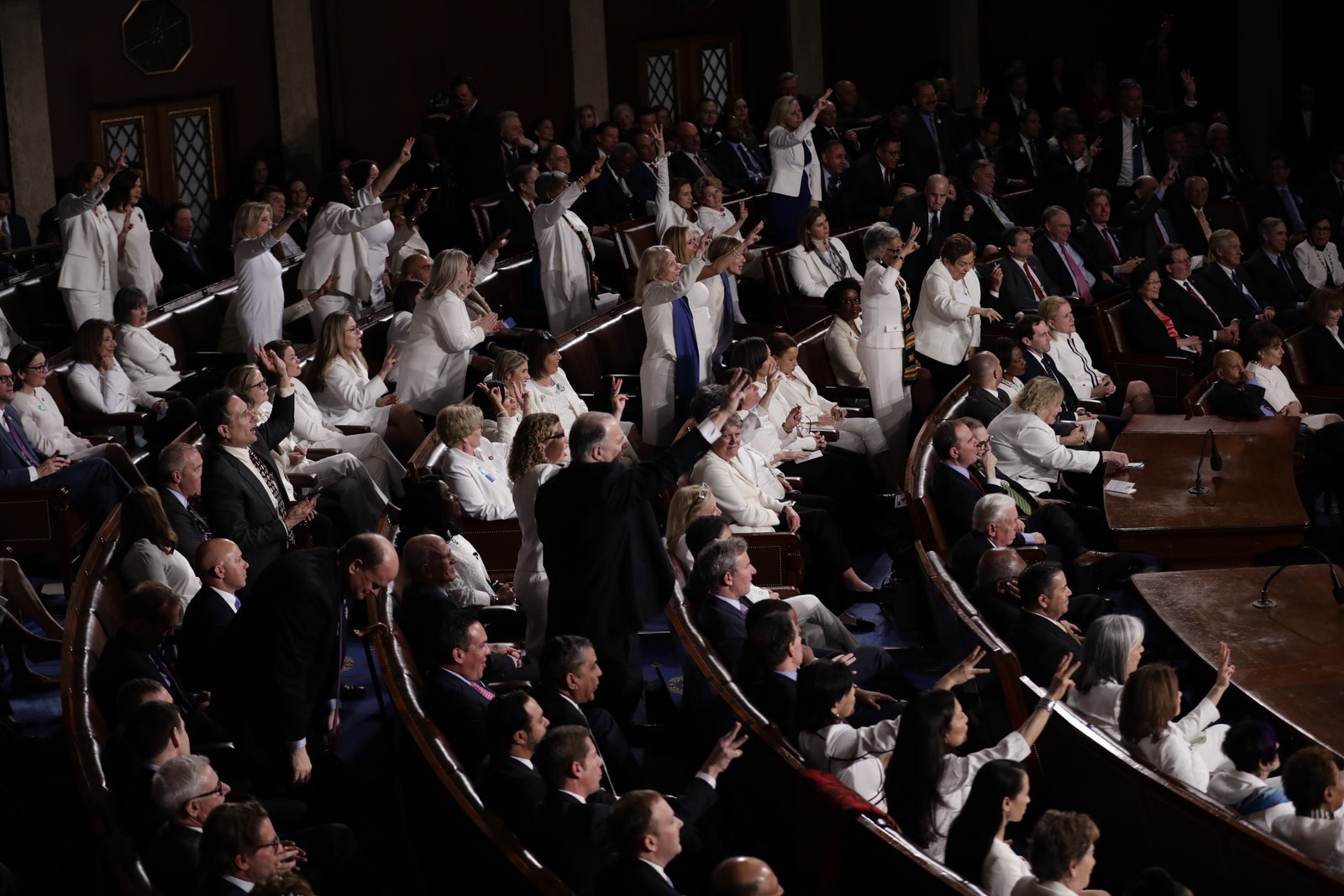 Мелания Трамп пришла в темносинем костюме на слушание речи президента в Конгрессе — и выделилась на общем фоне