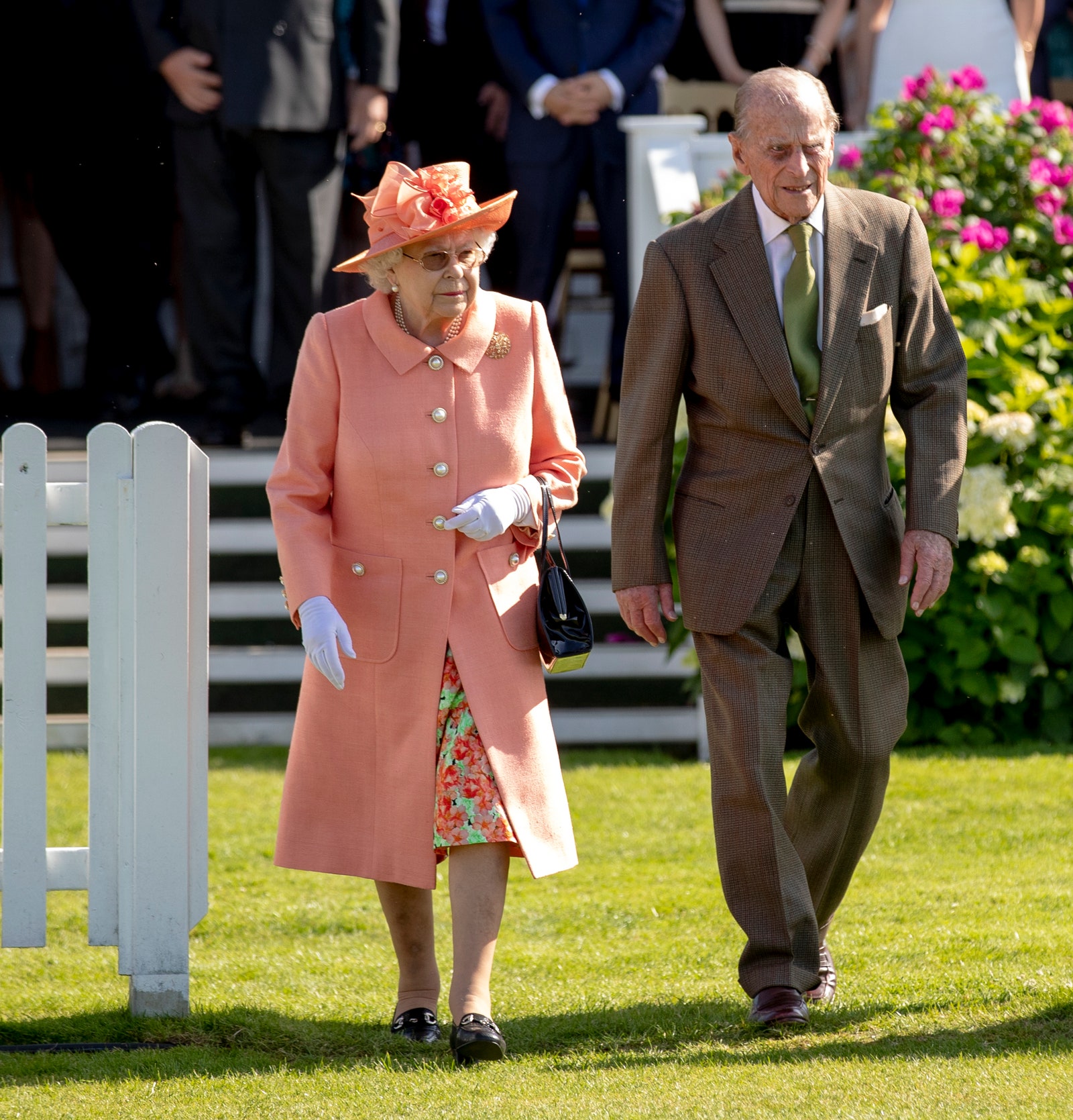 СМИ королева Елизавета II и принц Филипп уехали из Букингемского дворца изза распространения коронавируса