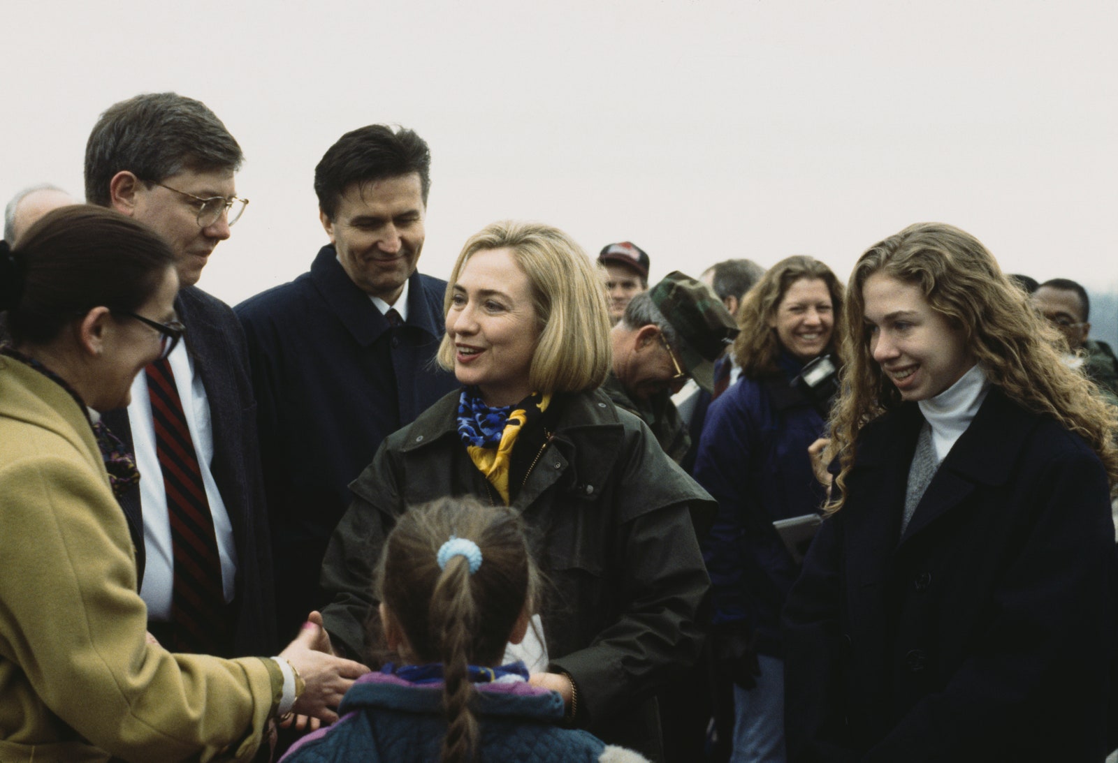 Хиллари Клинтон c дочерью Челси встречают толпу во время посещения американских войск на авиабазе в Боснии и Герцеговине...
