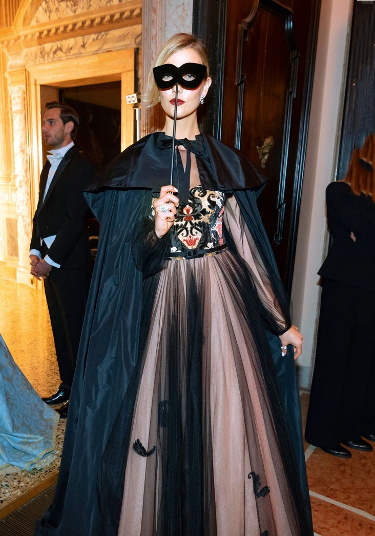 Модель Карли Клосс на The Tiepolo Ball в Венеции 2019.