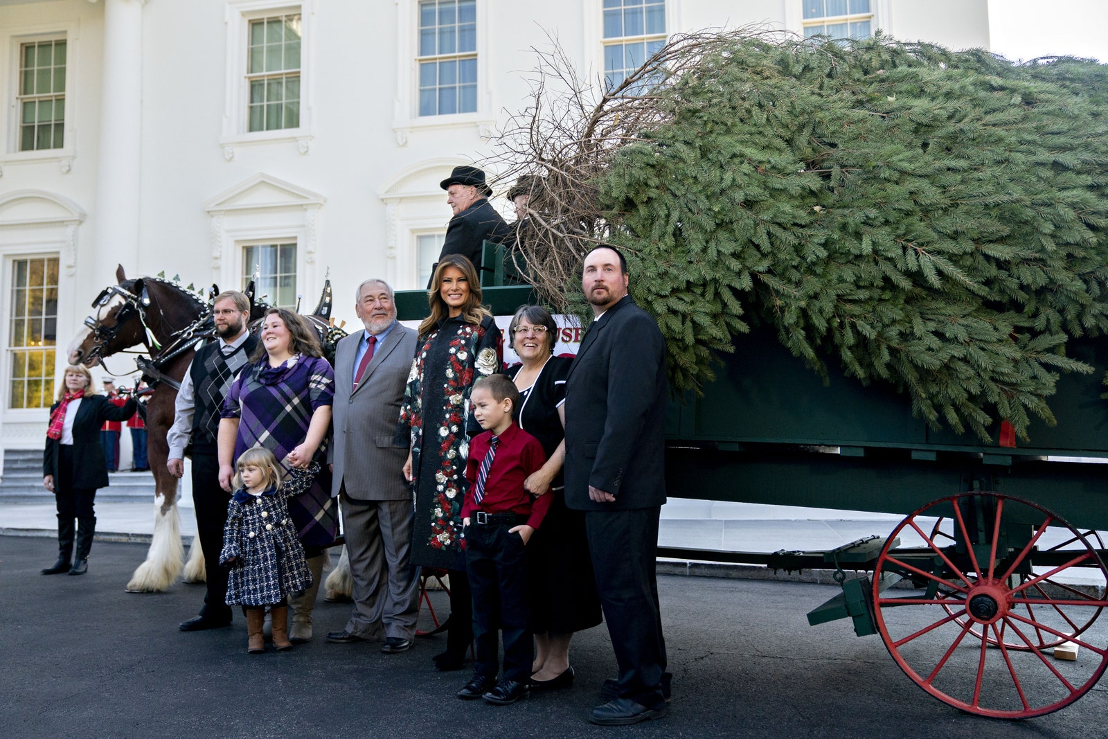 Мелания Трамп приняла рождественскую елку от семьи из Пенсильвании и поприветствовала псагероя