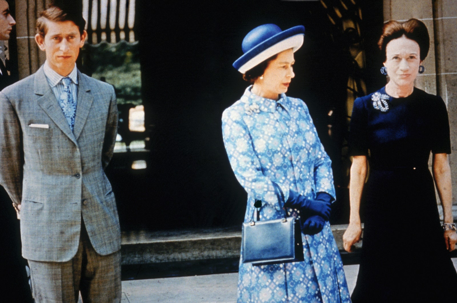 Принц Чарльз королева Елизавета II и герцогиня Виндзорская в Париже 1972.