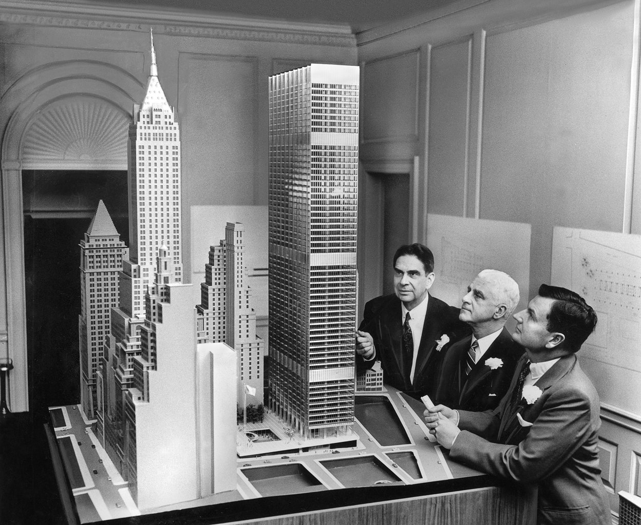 С моделью небоскреба Chase Manhattan 1950е