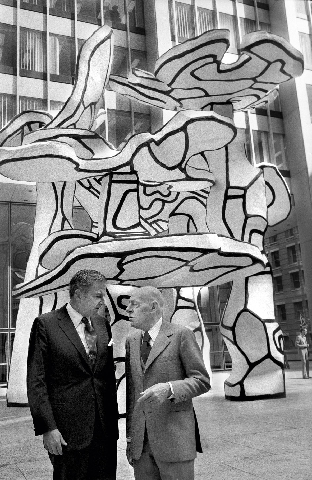 С художником Жаном Дюбюффе на фоне его скульптуры «Четыре дерева» на Манхэттене 1972.