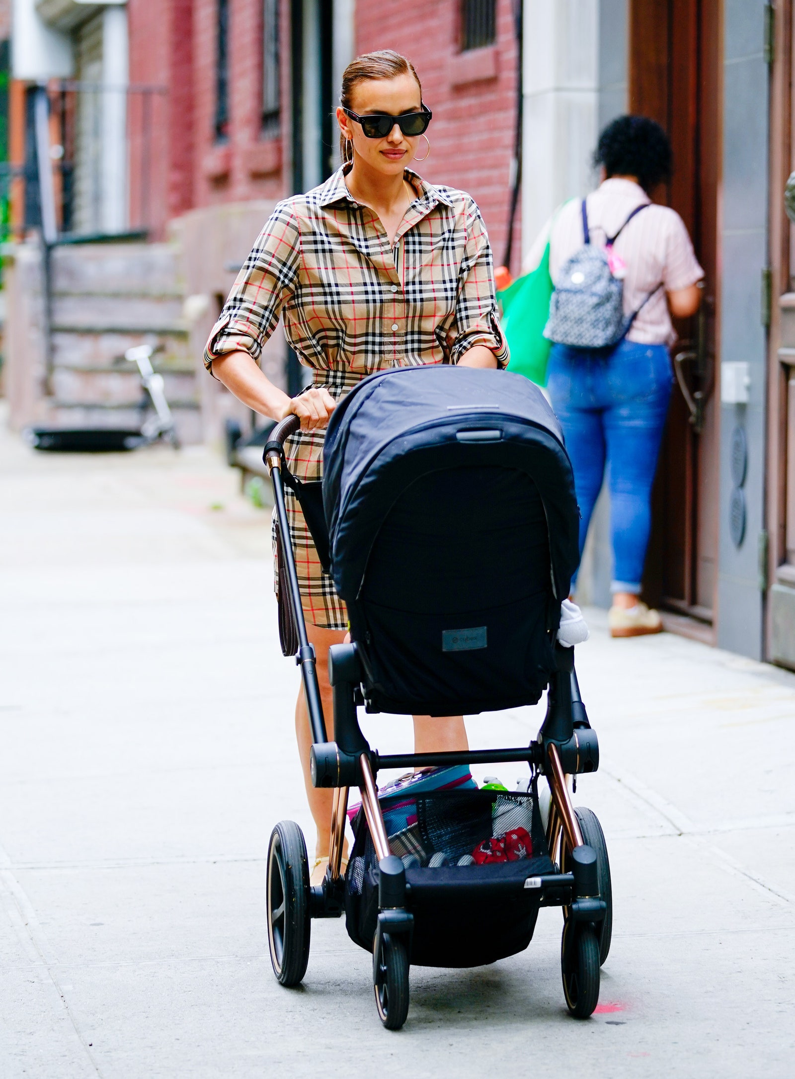 Модные образы Ирины Шейк для прогулок с дочерью Леей фото